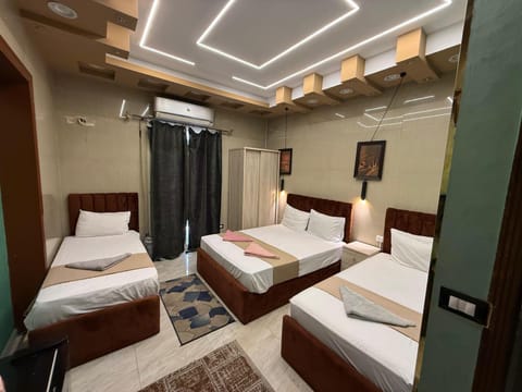 Bed, TV and multimedia, Photo of the whole room, Bedroom, towels, air conditioner