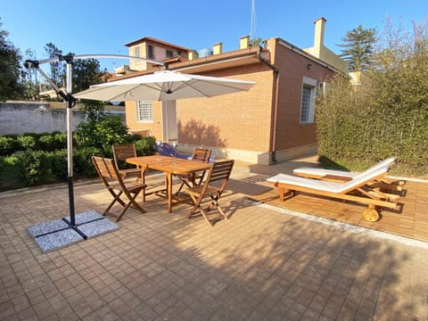 Property building, Patio, Garden, Balcony/Terrace, Dining area, Garden view, sunbed