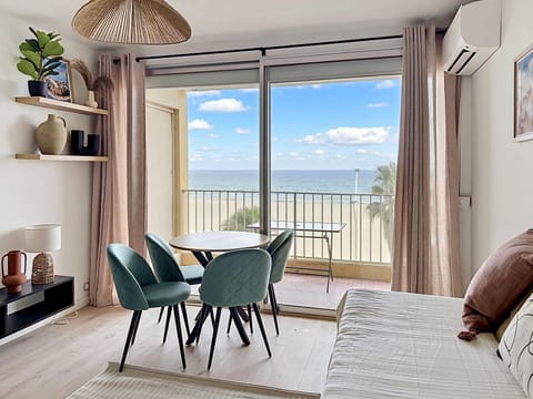 Bed, View (from property/room), Balcony/Terrace, Living room, Seating area, Dining area, Sea view