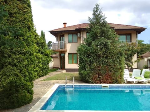 Property building, Patio, Garden view, Pool view, Swimming pool, sunbed
