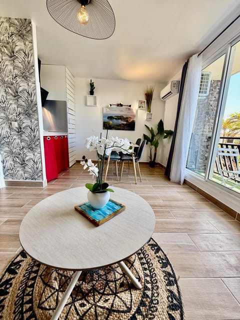 Kitchen or kitchenette, Living room, Dining area
