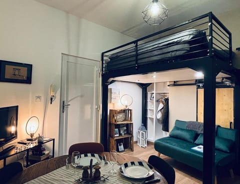 Bed, Living room, Dining area, Bedroom
