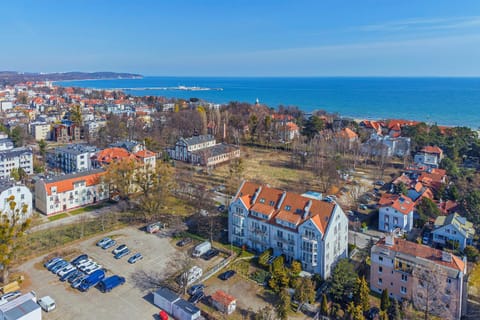 Property building, Nearby landmark, Day, Neighbourhood, Natural landscape, Bird's eye view, Beach, City view, Sea view, Street view, Location, Parking