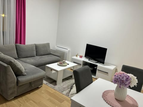 TV and multimedia, Living room, Seating area, Evening entertainment