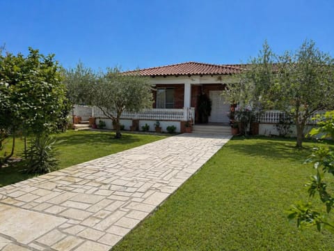 Property building, Spring, Day, Garden, Garden view