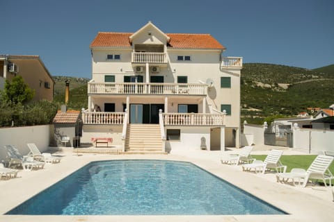 Property building, Day, Garden, Mountain view, Pool view, Swimming pool, sunbed