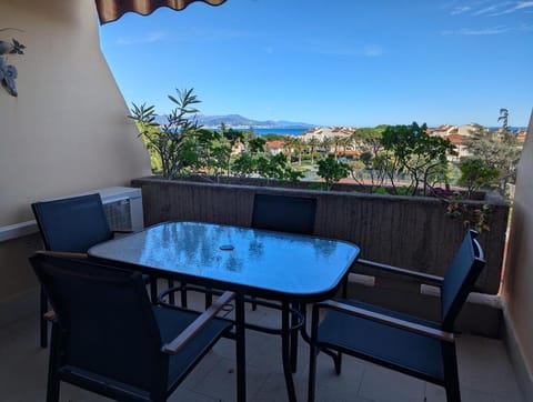 Natural landscape, Balcony/Terrace, Dining area, Sea view