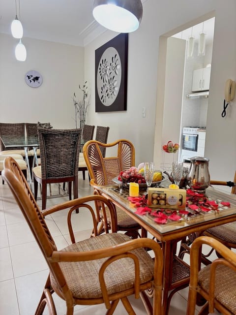 Seating area, Dining area, Food