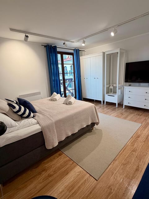 Bed, TV and multimedia, Photo of the whole room, Bedroom, wardrobe