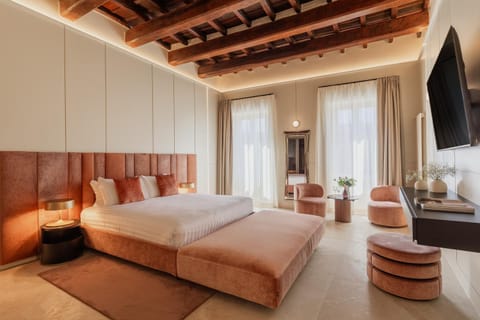 Bed, TV and multimedia, Bedroom