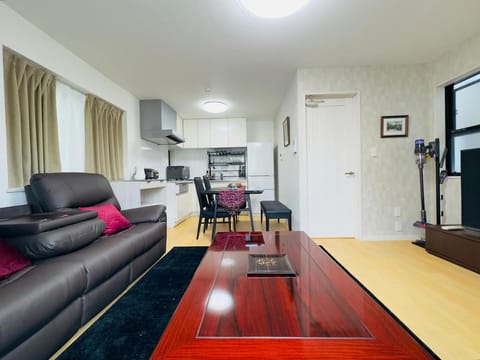 Kitchen or kitchenette, Living room, Seating area, Dining area