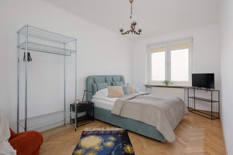 Bed, TV and multimedia, Seating area, Bedroom