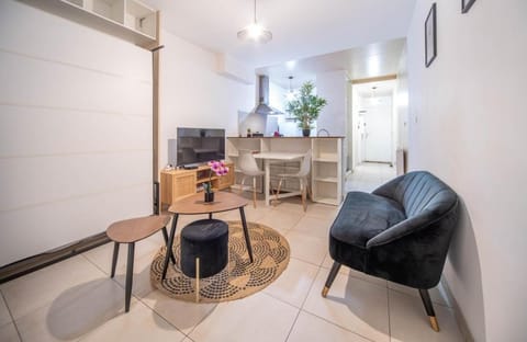 TV and multimedia, Kitchen or kitchenette, Living room, Seating area, Dining area