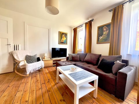 Communal lounge/ TV room, TV and multimedia, Living room