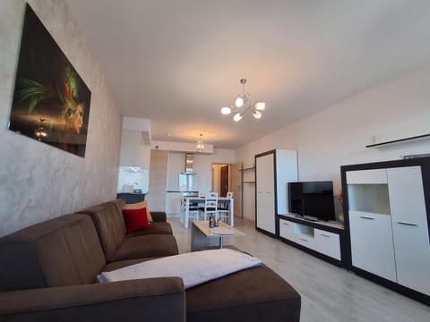 Communal lounge/ TV room, TV and multimedia, Kitchen or kitchenette, Living room, Seating area, Dining area