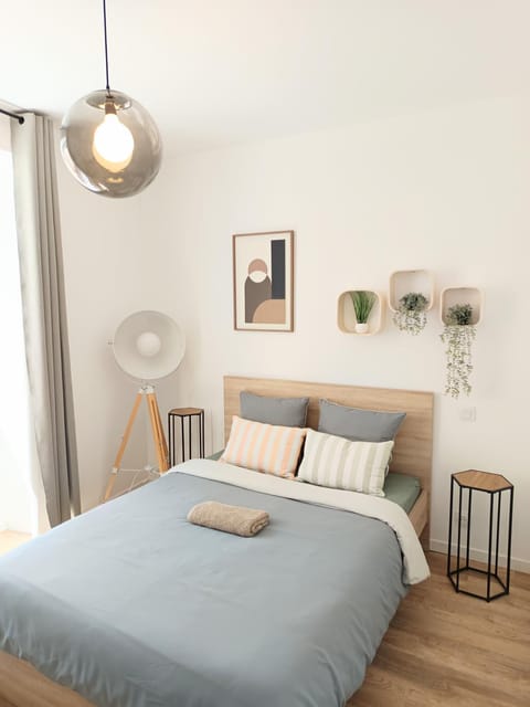 Bed, Night, Photo of the whole room, Bedroom