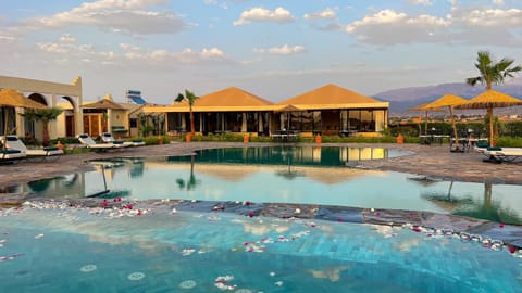 Restaurant/places to eat, Mountain view, Pool view, Swimming pool