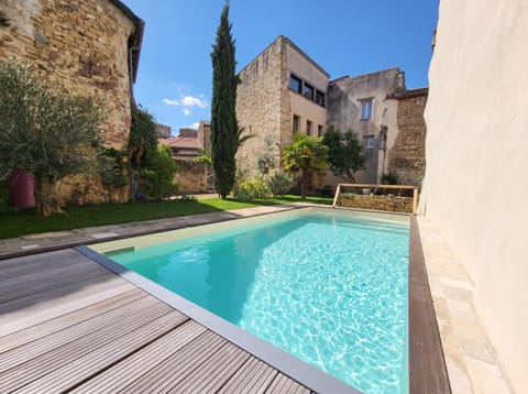 Property building, Day, Pool view, Swimming pool, Swimming pool, sunbed