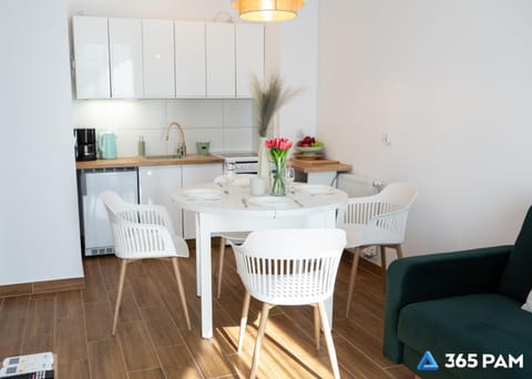 Coffee/tea facilities, Kitchen or kitchenette, Living room, Seating area, Dining area