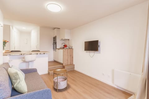 TV and multimedia, Kitchen or kitchenette, Living room, Seating area
