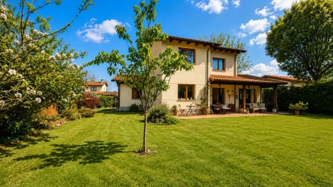 Property building, Garden, Balcony/Terrace, Living room, Dining area, Garden view