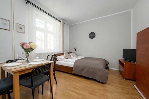Bed, TV and multimedia, Living room, Dining area