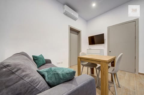 Communal lounge/ TV room, TV and multimedia, Living room, Seating area, Dining area, Evening entertainment, hair dresser, air conditioner