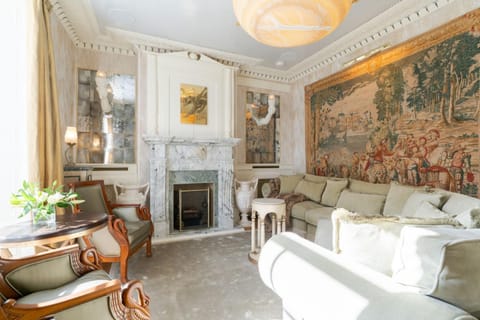 Living room, Seating area, Parking, fireplace, internet