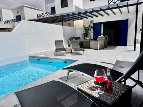 Balcony/Terrace, Swimming pool, sunbed