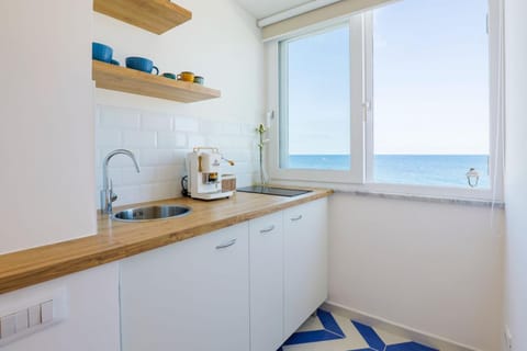 Natural landscape, Coffee/tea facilities, Kitchen or kitchenette, Sea view, minibar, stove