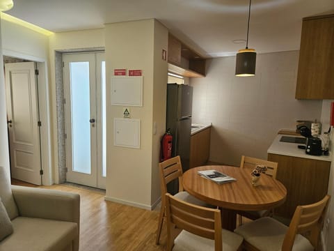 Coffee/tea facilities, Kitchen or kitchenette, Dining area