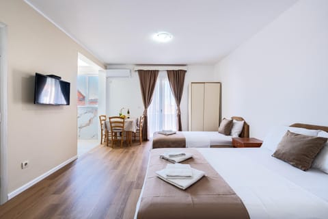 Bed, TV and multimedia, Photo of the whole room, Bedroom, towels, wardrobe