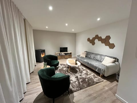 Communal lounge/ TV room, TV and multimedia, Living room, Seating area