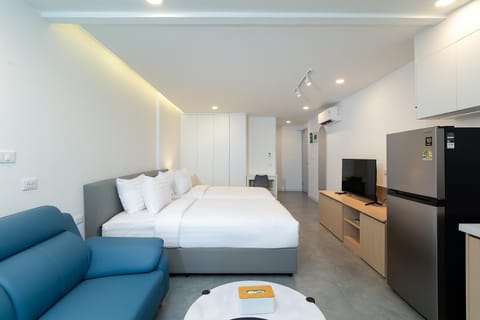 TV and multimedia, Living room, Photo of the whole room, Seating area, Bedroom