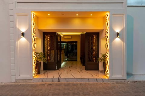 Facade/entrance