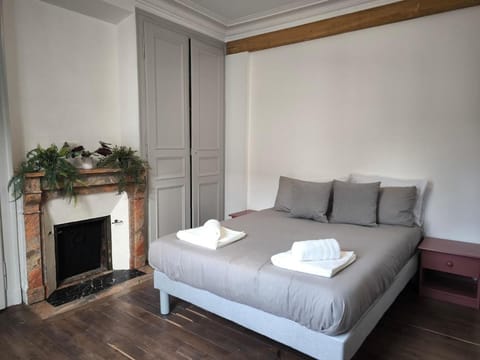 Photo of the whole room, Bedroom, towels