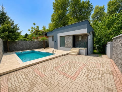 Property building, Day, Pool view, Swimming pool, sunbed