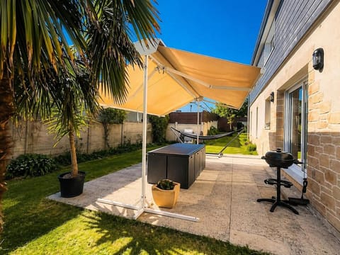 Property building, Patio, Spring, Day, Garden, Garden view