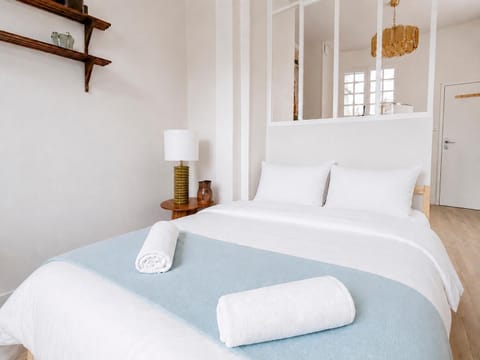 Bed, Photo of the whole room, Bedroom, towels