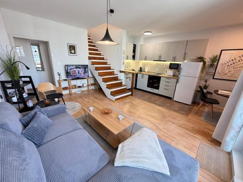 TV and multimedia, Kitchen or kitchenette, Living room, Seating area, Dining area, oven, stove