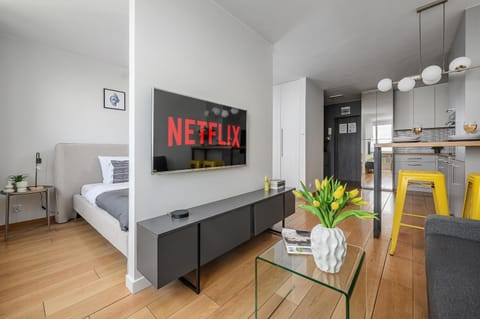 Bed, TV and multimedia, Photo of the whole room, Dining area, Bedroom