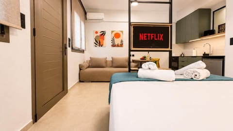 Bed, TV and multimedia, Kitchen or kitchenette, Living room, Photo of the whole room, Seating area, Bedroom, towels
