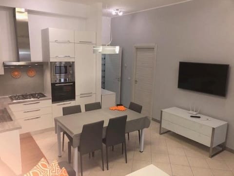 TV and multimedia, Kitchen or kitchenette, Dining area, oven, stove