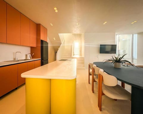Communal lounge/ TV room, TV and multimedia, Kitchen or kitchenette, Living room, Seating area, Dining area, Evening entertainment, oven