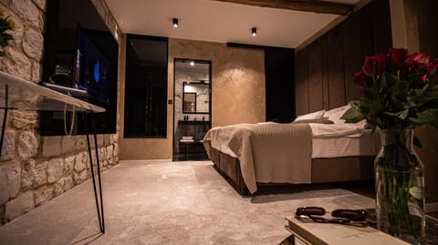 Bed, TV and multimedia, Bedroom, wardrobe