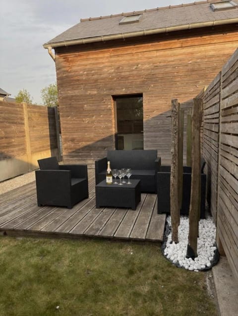 Property building, Patio, Spring, Day, Garden, Garden, Living room, Garden view