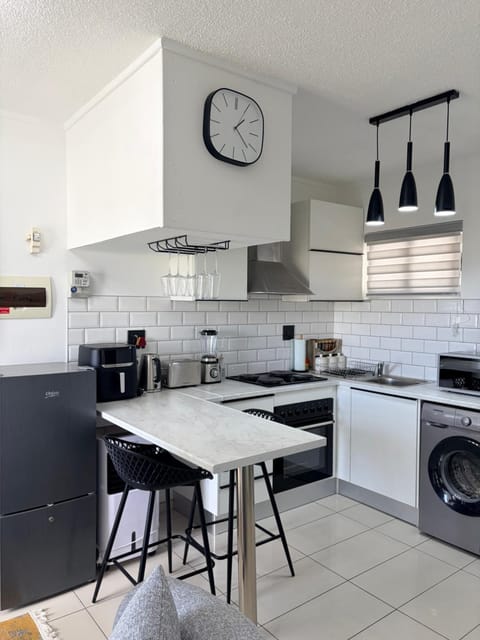 Kitchen or kitchenette, Dining area, minibar, oven, stove, toaster, washing machine
