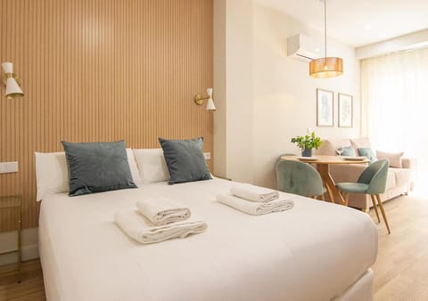 Bed, Living room, Photo of the whole room, Seating area, Bedroom, towels
