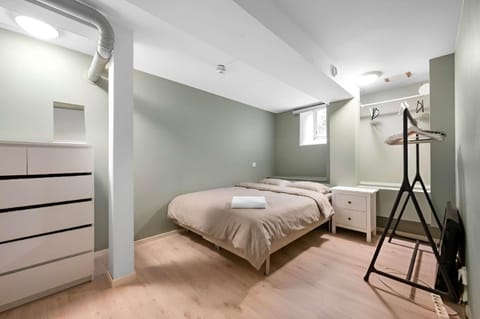 Bed, Bedroom, towels