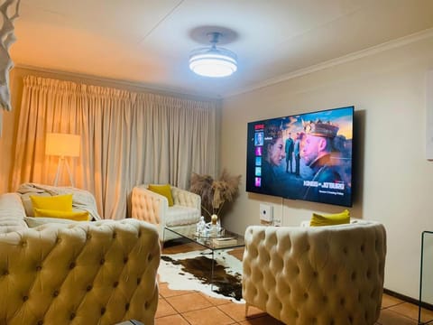 Communal lounge/ TV room, Dining area